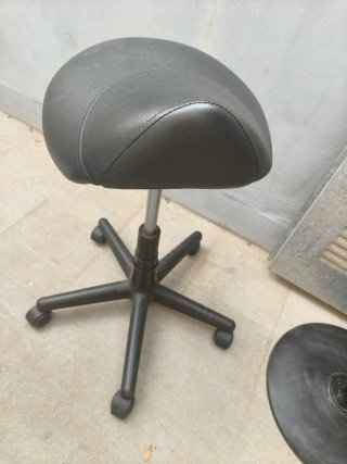 Taburete de oficina negro con ruedas