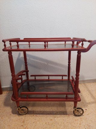Camarera clásica de madera y cristal