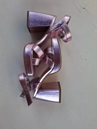 Zapatos de tacón rosa metalizado