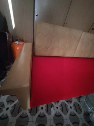 GRATIS. Sofá de piel amarillo y rojo.
