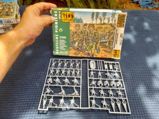 Lotto di 7 scatole Revell Soldati WWII Scala 1/72