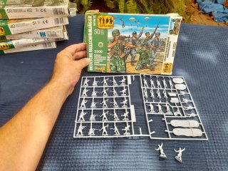 Lotto di 7 scatole Revell Soldati WWII Scala 1/72