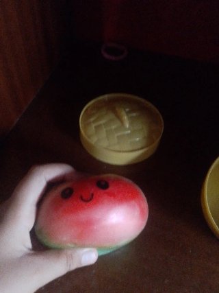 Dumpling roja con cara sonriente