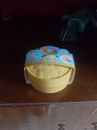 Dumpling roja con cara sonriente