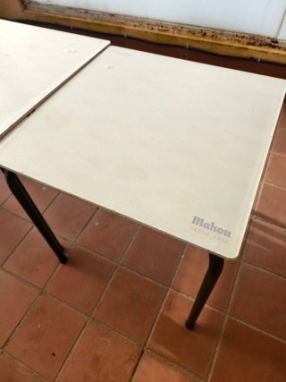 Mesas de terraza Mahou, de madera y metal.