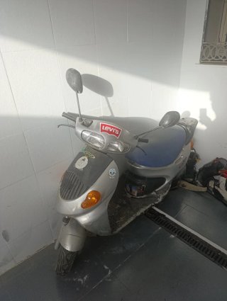Moto Scooter Plata y Azul