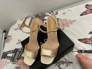 Sandalias doradas tacón cocodrilo