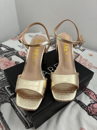 Sandalias doradas tacón cocodrilo