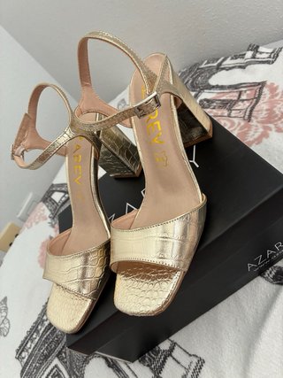 Sandalias doradas tacón cocodrilo