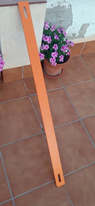Larguero metálico naranja con agujeros