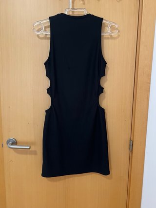 Vestido negro Pull&Bear con cortes