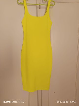 Abitino aderente giallo neon midi con spacco.