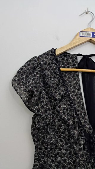 Blusa de flores con volantes gris y negra