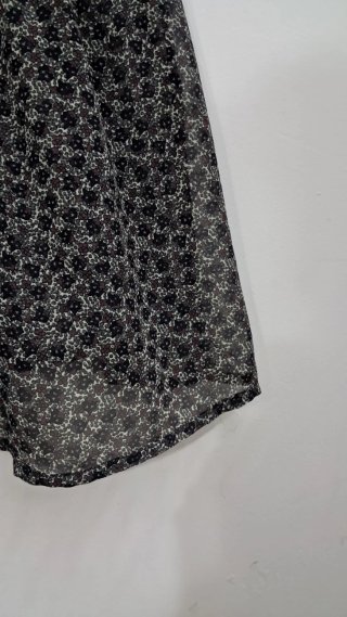 Blusa de flores con volantes gris y negra