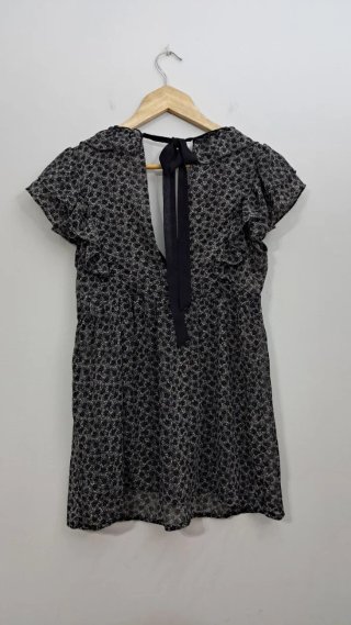 Blusa de flores con volantes gris y negra