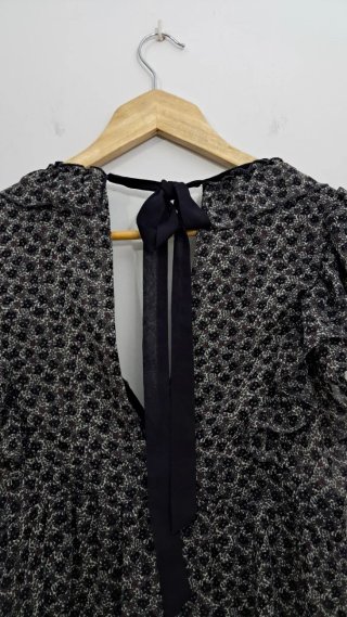 Blusa de flores con volantes gris y negra