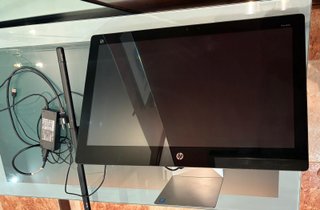 HP Pavilion All-in-One 23" + Lámpara LED Quntis