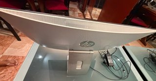 HP Pavilion All-in-One 23" + Lámpara LED Quntis