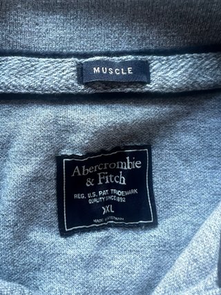 Polo Gris Abercrombie & Fitch con Reno