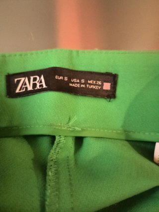 Pantalón corto Zara verde botones dorados