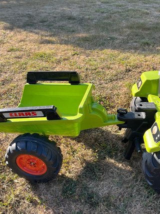 Tractor de pedales Claas con pala y remolque