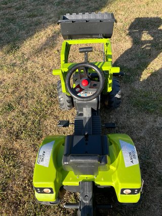 Tractor de pedales Claas con pala y remolque
