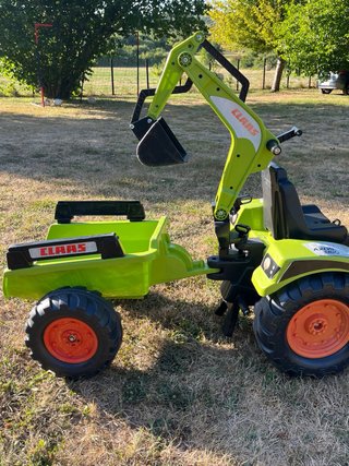 Tractor de pedales Claas con pala y remolque