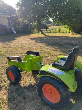 Tractor de pedales Claas con pala y remolque