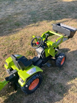 Tractor de pedales Claas con pala y remolque