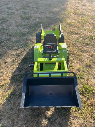 Tractor de pedales Claas con pala y remolque