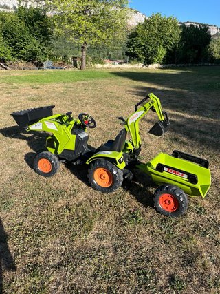 Tractor de pedales Claas con pala y remolque