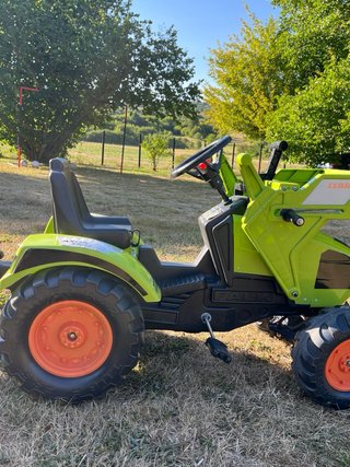 Tractor de pedales Claas con pala y remolque