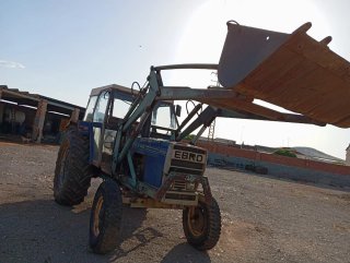 Tractor Ebro 6100 con pala