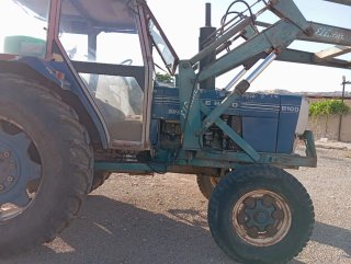Tractor Ebro 6100 con pala