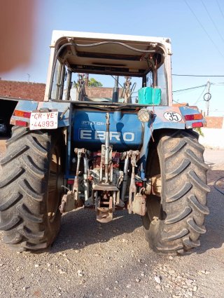 Tractor Ebro 6100 con pala