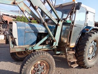 Tractor Ebro 6100 con pala