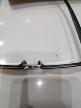 Gafas nuevas con etiqueta
