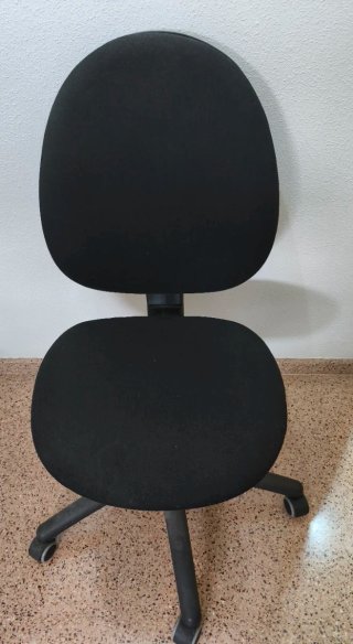 Silla de oficina con ruedas negra
