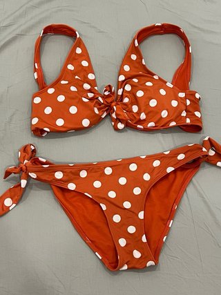 Bikini de lunares naranja y blanco