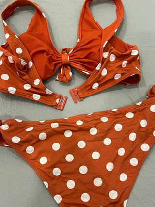 Bikini de lunares naranja y blanco