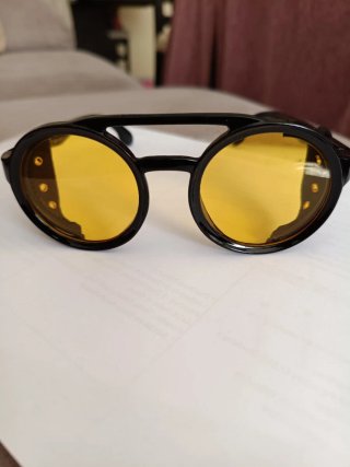 Gafas de sol negras con lentes amarillas
