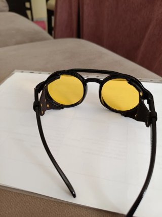 Gafas de sol negras con lentes amarillas