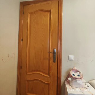 Puerta de madera maciza