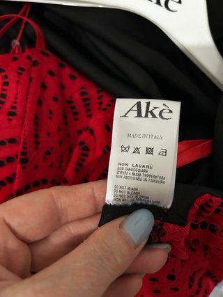 Abito elegante Akè rosso e nero