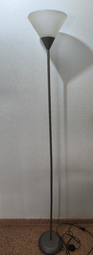 Lámpara de pie moderna gris y blanca