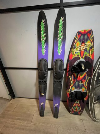 Esquís náuticos y tabla wakeboard