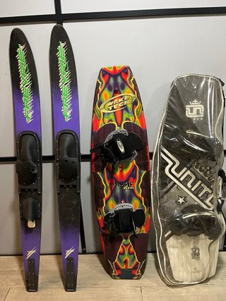 Esquís náuticos y tabla wakeboard