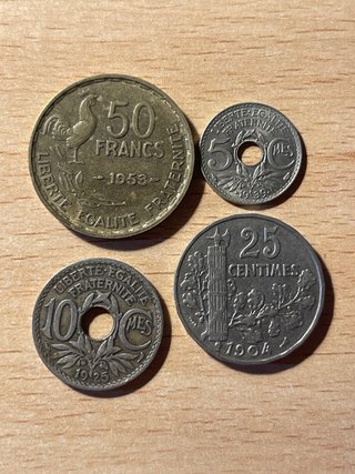 Lotto di 32 monete francesi e altre. Diverse.