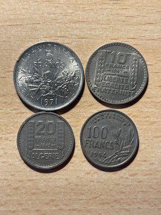 Lotto di 32 monete francesi e altre. Diverse.