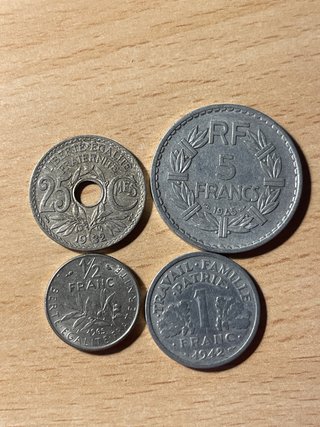 Lotto di 32 monete francesi e altre. Diverse.